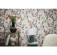 Woonkamer met bloemenbehang, plank en lamp voor een stijlvolle sfeer.