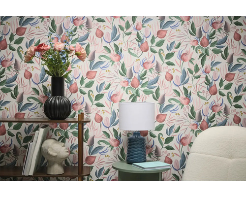 Woonkamer met bloemenbehang, plank en lamp voor een stijlvolle sfeer.