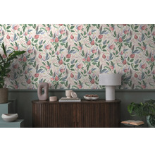 Decoratief interieur met bloemenbehang, dressoir en kamerplanten voor een stijlvolle ambiance