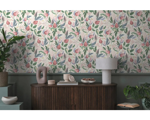 Decoratief interieur met bloemenbehang, dressoir en kamerplanten voor een stijlvolle ambiance
