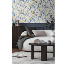 Woonkamer met bloemenbehang, bank, salontafel en decoratieve accessoires voor een gezellige sfeer.