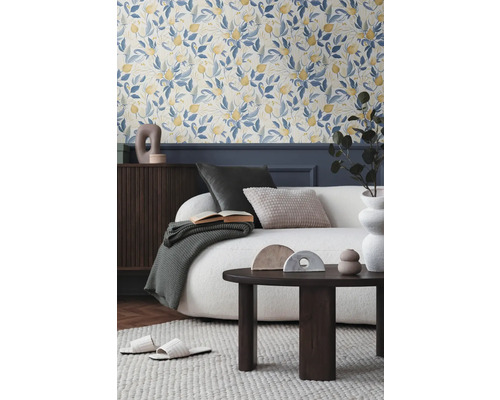 Woonkamer met bloemenbehang, bank, salontafel en decoratieve accessoires voor een gezellige sfeer.