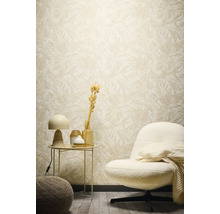 Decoratieve woonkamer met bloemmotief behang, fauteuil en bijzettafel.