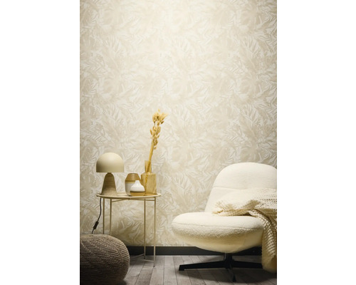 Decoratieve woonkamer met bloemmotief behang, fauteuil en bijzettafel.