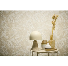 Decoratieve scène met behang met plantenmotief, lamp en vazen op een tafel