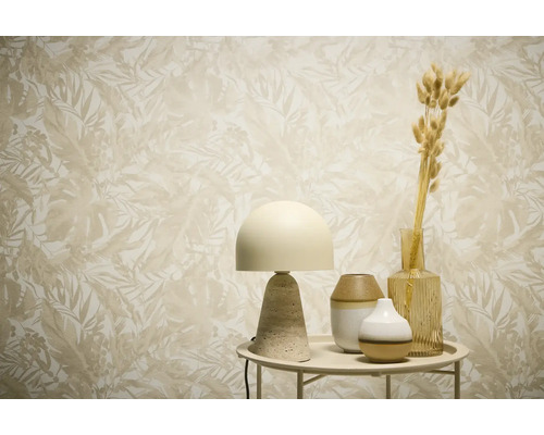 Decoratieve scène met behang met plantenmotief, lamp en vazen op een tafel