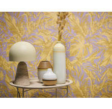 Decoratief stilleven met tafellamp en vazen voor een behang met plantmotieven.