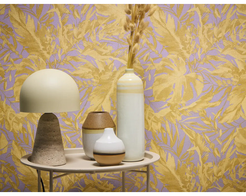 Decoratief stilleven met tafellamp en vazen voor een behang met plantmotieven.