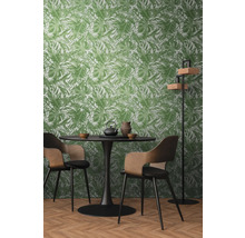 Woonkamer met groen bladbehang, tafel en stoelen