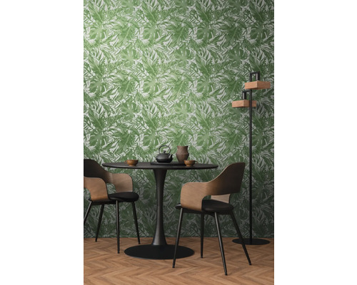 Woonkamer met groen bladbehang, tafel en stoelen