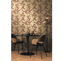 Eetkamer met eettafel en behang met bladerpatroon