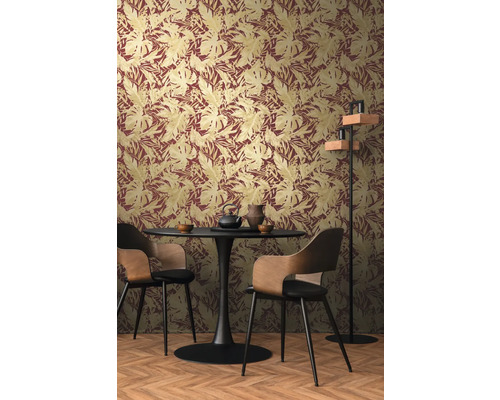 Eetkamer met eettafel en behang met bladerpatroon