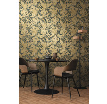 Eetkamer met tropisch bladbehang, eettafel en stoelen.