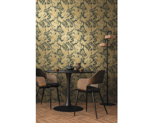 Eetkamer met tropisch bladbehang, eettafel en stoelen.