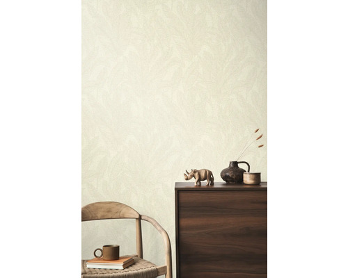 Behang met patroon in een woonkamer met houten meubels en decoraties