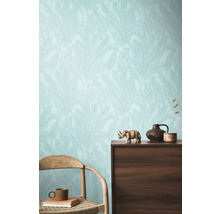 Interieur met bloemenbehang, dressoir en stoel