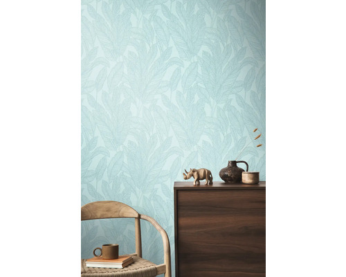 Interieur met bloemenbehang, dressoir en stoel