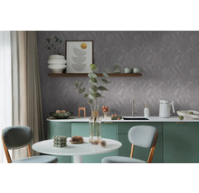 Moderne keuken met grijs bladerbehang, eettafel en groene kasten.