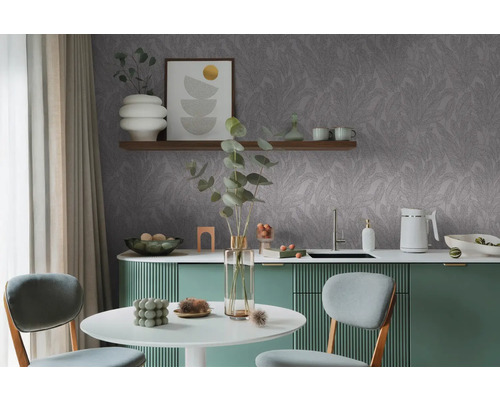 Moderne keuken met grijs bladerbehang, eettafel en groene kasten.