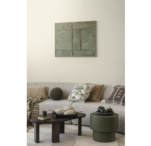 Woonkamer met bank, kussens, salontafel en wanddecoratie