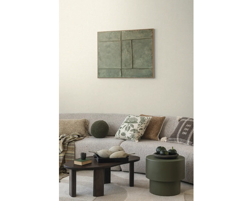 Woonkamer met bank, kussens, salontafel en wanddecoratie