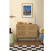 Woonkamer met dressoir, decoratie en schaakbordpatroon tapijt