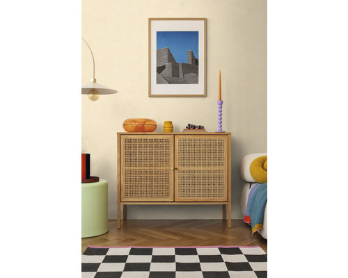 Woonkamer met dressoir, decoratie en schaakbordpatroon tapijt