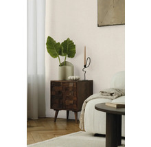 Decoratieve kamer met houten kast, plant, kaars en bank