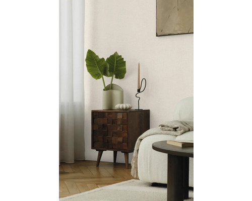 Decoratieve kamer met houten kast, plant, kaars en bank