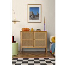 Woonkamer met houten dressoir, lamp en decoratie