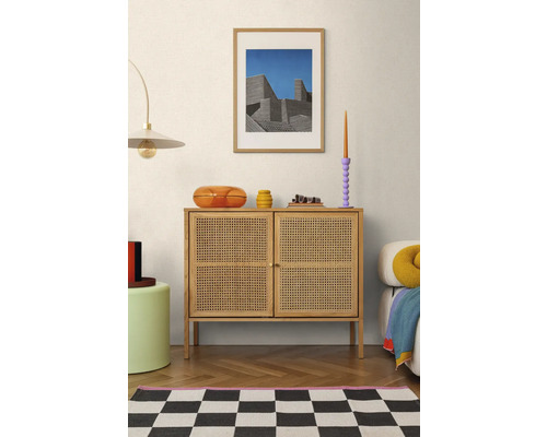 Woonkamer met houten dressoir, lamp en decoratie