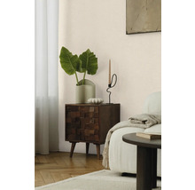 Decoratieve kamer met houten nachtkastje, kamerplant en kandelaar