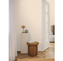 Scene met een lamp op een zuil en een kleine kruk in een lichte kamer