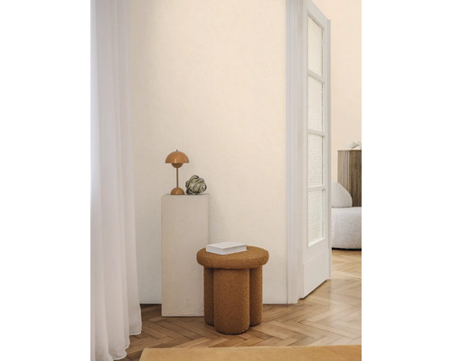 Scene met een lamp op een zuil en een kleine kruk in een lichte kamer