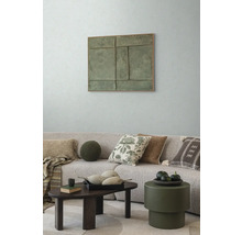 Woonkamer met bank, kussens, salontafel en wanddecoratie voor een gezellige sfeer