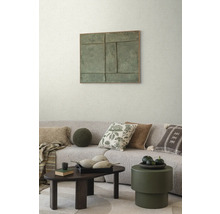 Woonkamer met bank, kussens, salontafel en kunstwerk