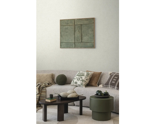 Woonkamer met bank, kussens, salontafel en kunstwerk