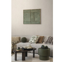 Woonkamer met bank, kussens, tafel en wanddecoratie voor een stijlvol interieur