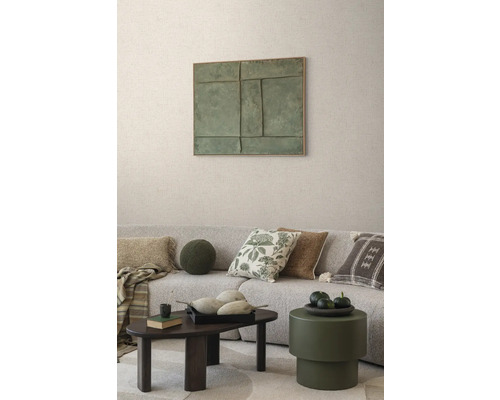 Woonkamer met bank, kussens, tafel en wanddecoratie voor een stijlvol interieur