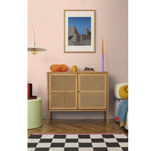 Woonkamer met rotan dressoir, kunstwerk en decoratieve accessoires voor een stijlvol interieur