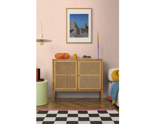 Woonkamer met rotan dressoir, kunstwerk en decoratieve accessoires voor een stijlvol interieur