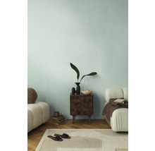 Woonkamer met houten nachtkastje, decoratie en tapijt