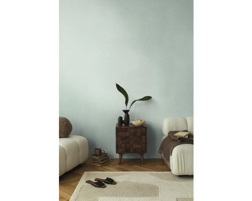 Woonkamer met houten nachtkastje, decoratie en tapijt