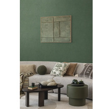 Woonkamer met bank, kussens, salontafel en wanddecoratie voor een gezellige sfeer