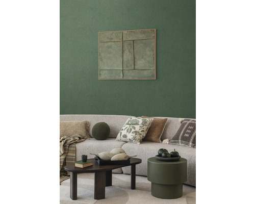 Woonkamer met bank, kussens, salontafel en wanddecoratie voor een gezellige sfeer