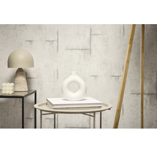 Decoratieve interieurinrichting met behang in betonlook, tafellamp en vaas