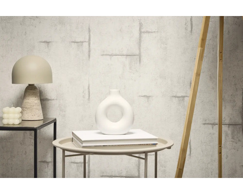 Decoratieve interieurinrichting met behang in betonlook, tafellamp en vaas