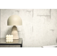 Decoratieve tafellamp met travertijnen voet naast een bubbelkaars op een tafel