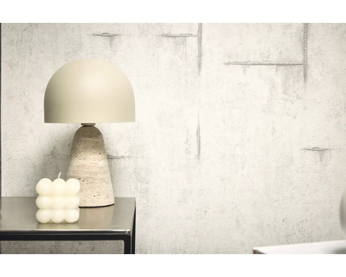 Decoratieve tafellamp met travertijnen voet naast een bubbelkaars op een tafel