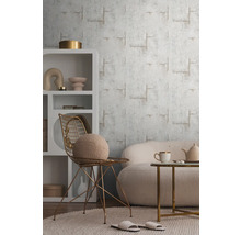 Interieur met behang met patroon, rek, fauteuil, bank en salontafel